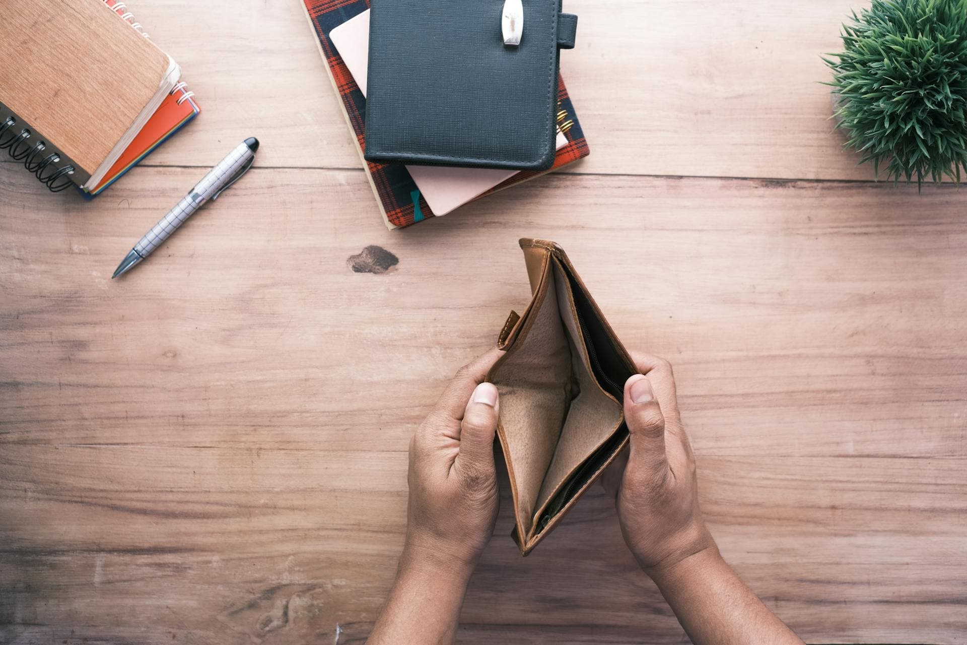 Una cartera abierta sobre un escritorio