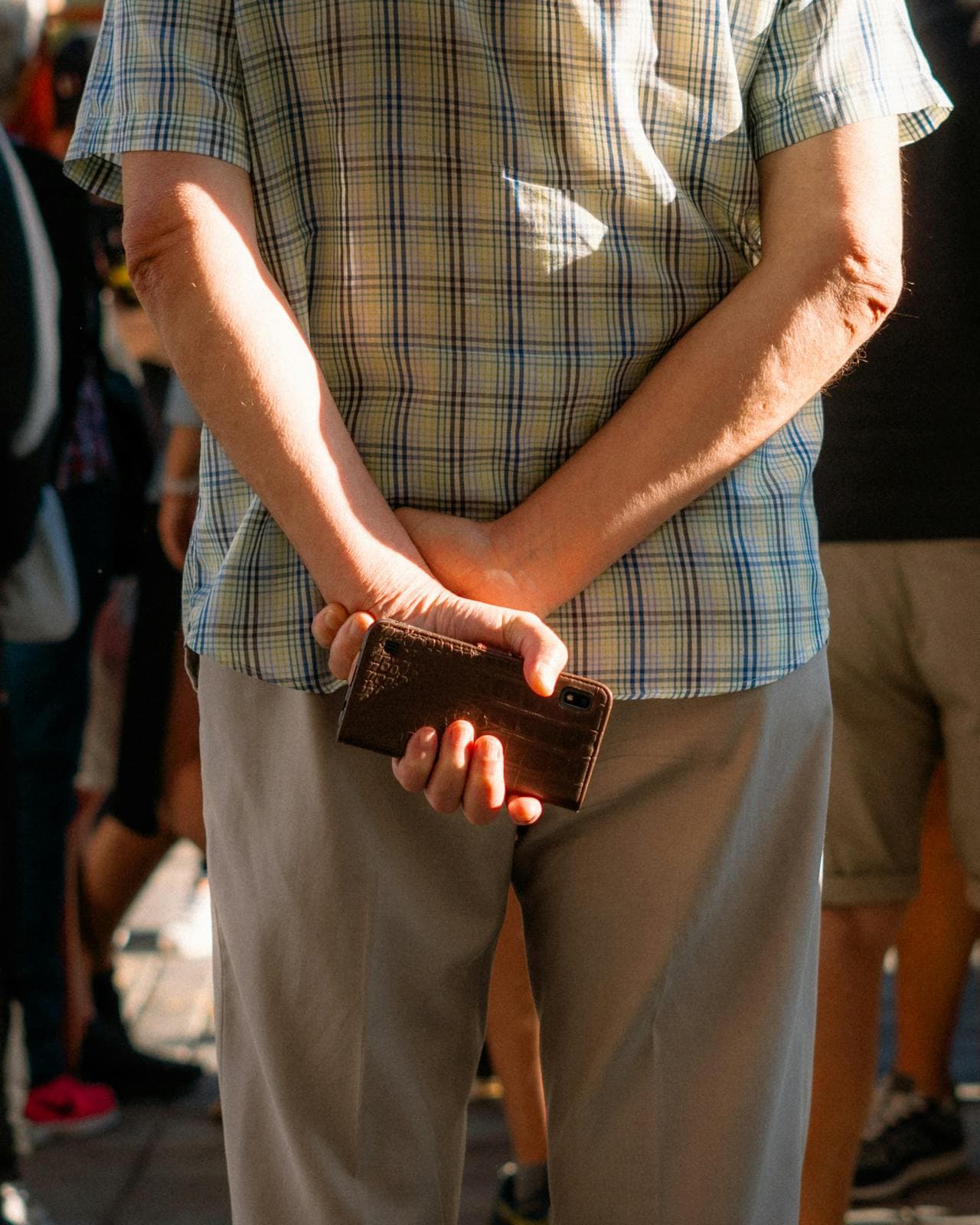 Dos personas mayores conversando sentadas en un parque
