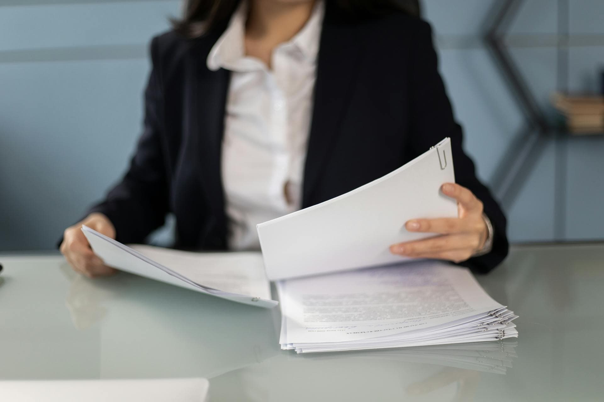 Mujer sosteniendo documentos en una oficina