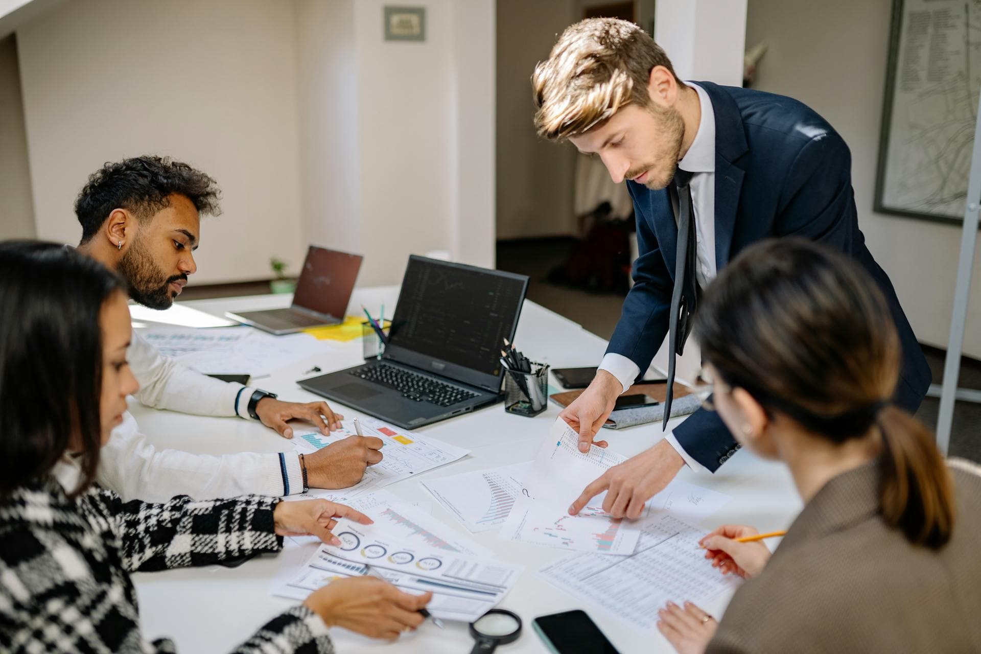 Equipo revisando material de trabajo en una mesa